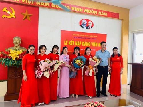 Trường MN Thanh Xuân Trung tổ chức  Lễ Kết nạp Đảng viên mới 